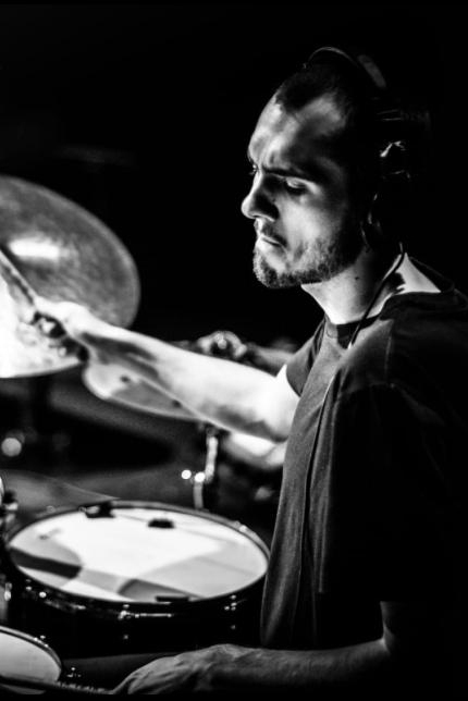 docent Christopher speelt drums