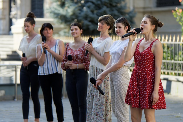 Groep zingende vrouwen op straat